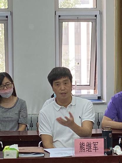 图片包含 人, 窗户, 室内, 男人描述已自动生成