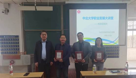 一群人站在柜台前描述已自动生成