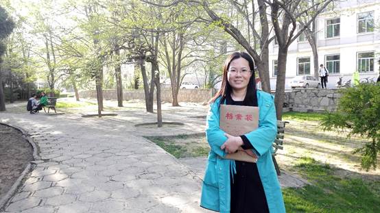 树旁的女孩中度可信度描述已自动生成